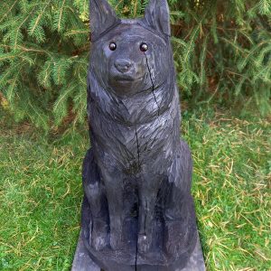 Moottorisahaveistos, istuva koira