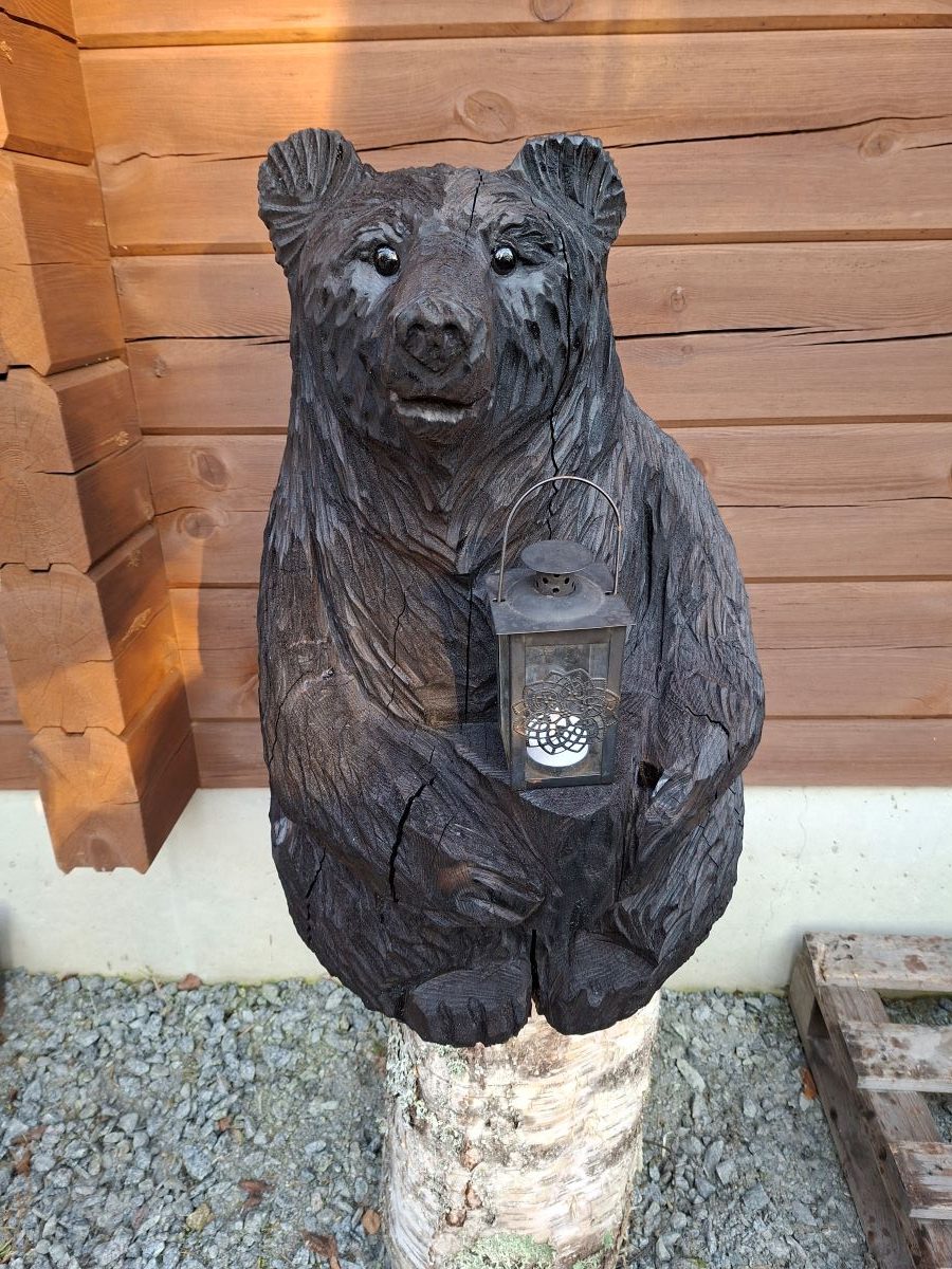 Moottorisahaveistos, istuva pöytäkarhu (Vain nouto) - Image 3