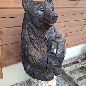 Moottorisahaveistos, istuva pöytäkarhu (Vain nouto)