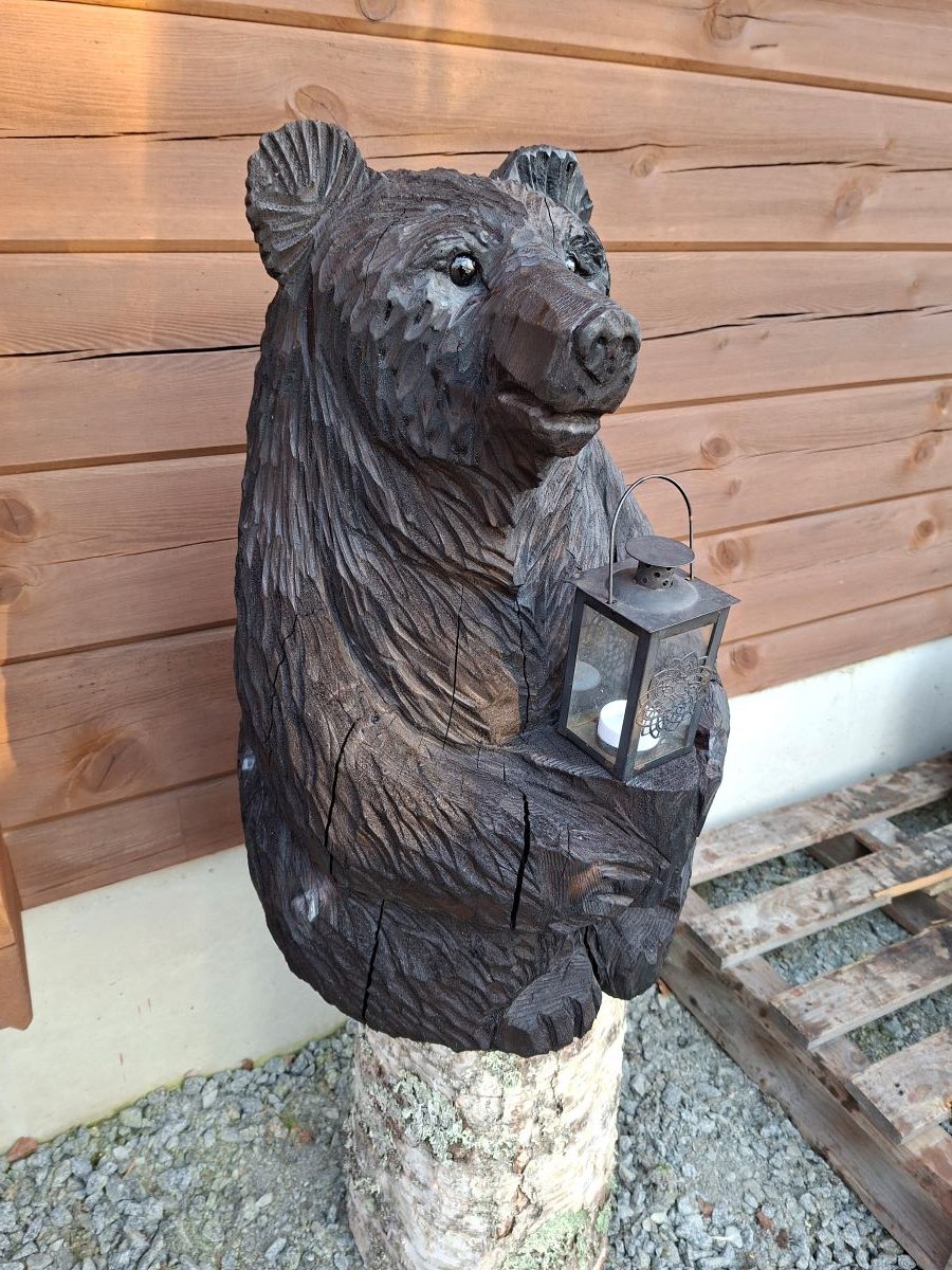 Moottorisahaveistos, istuva pöytäkarhu (Vain nouto)