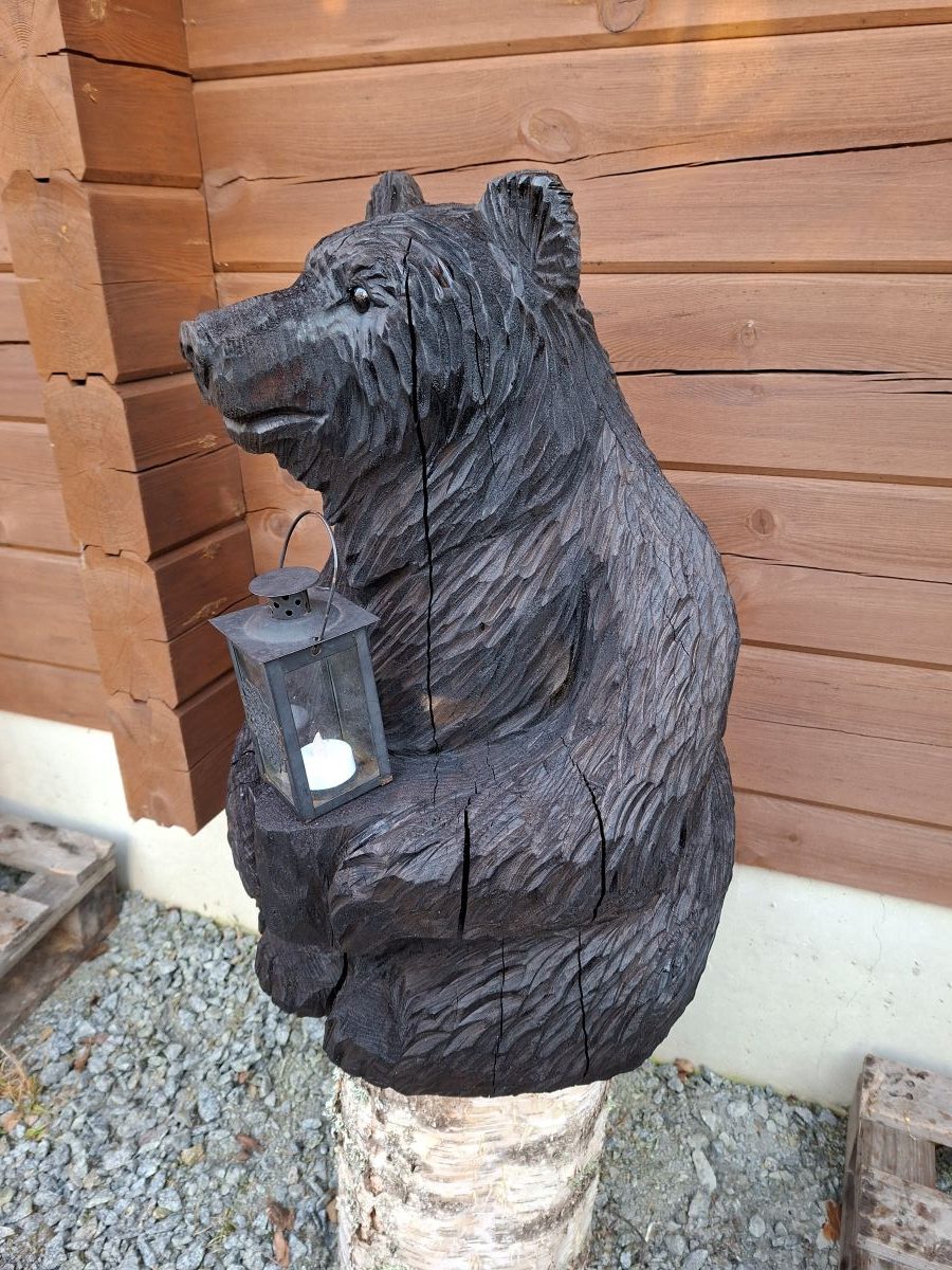 Moottorisahaveistos, istuva pöytäkarhu (Vain nouto) - Image 2