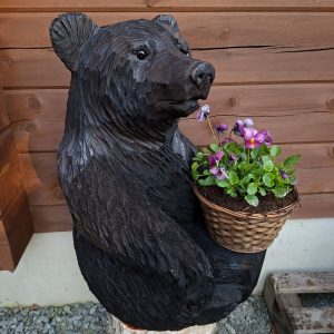 Moottorisahaveistos, istuva hyllykarhu