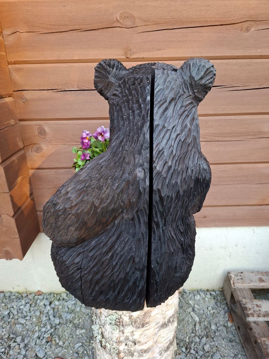 Moottorisahaveistos, istuva hyllykarhu - Image 3