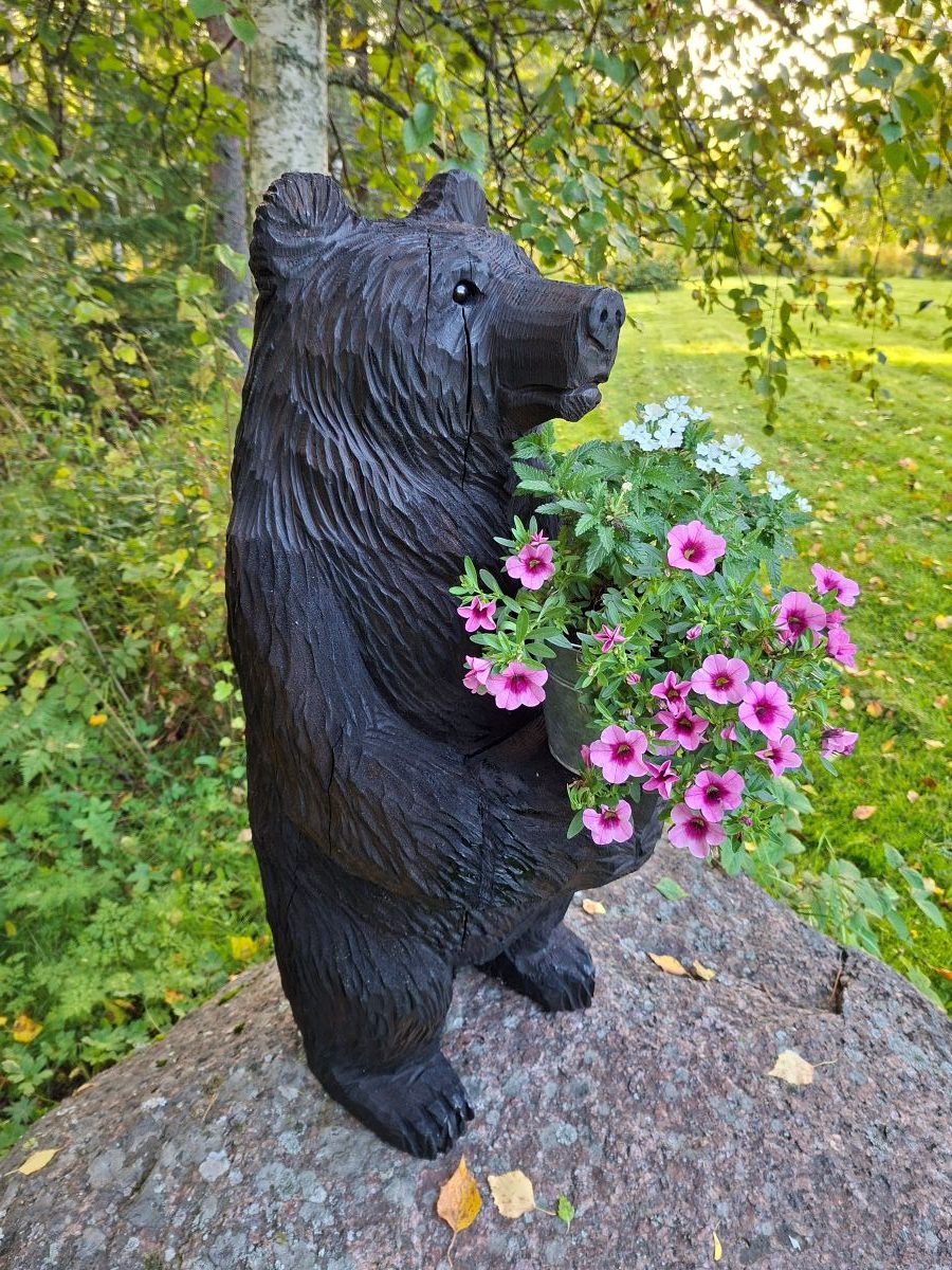 Moottorisahaveistos, seisova hyllykarhu. Hylly tassujen päällä. Vain nouto!