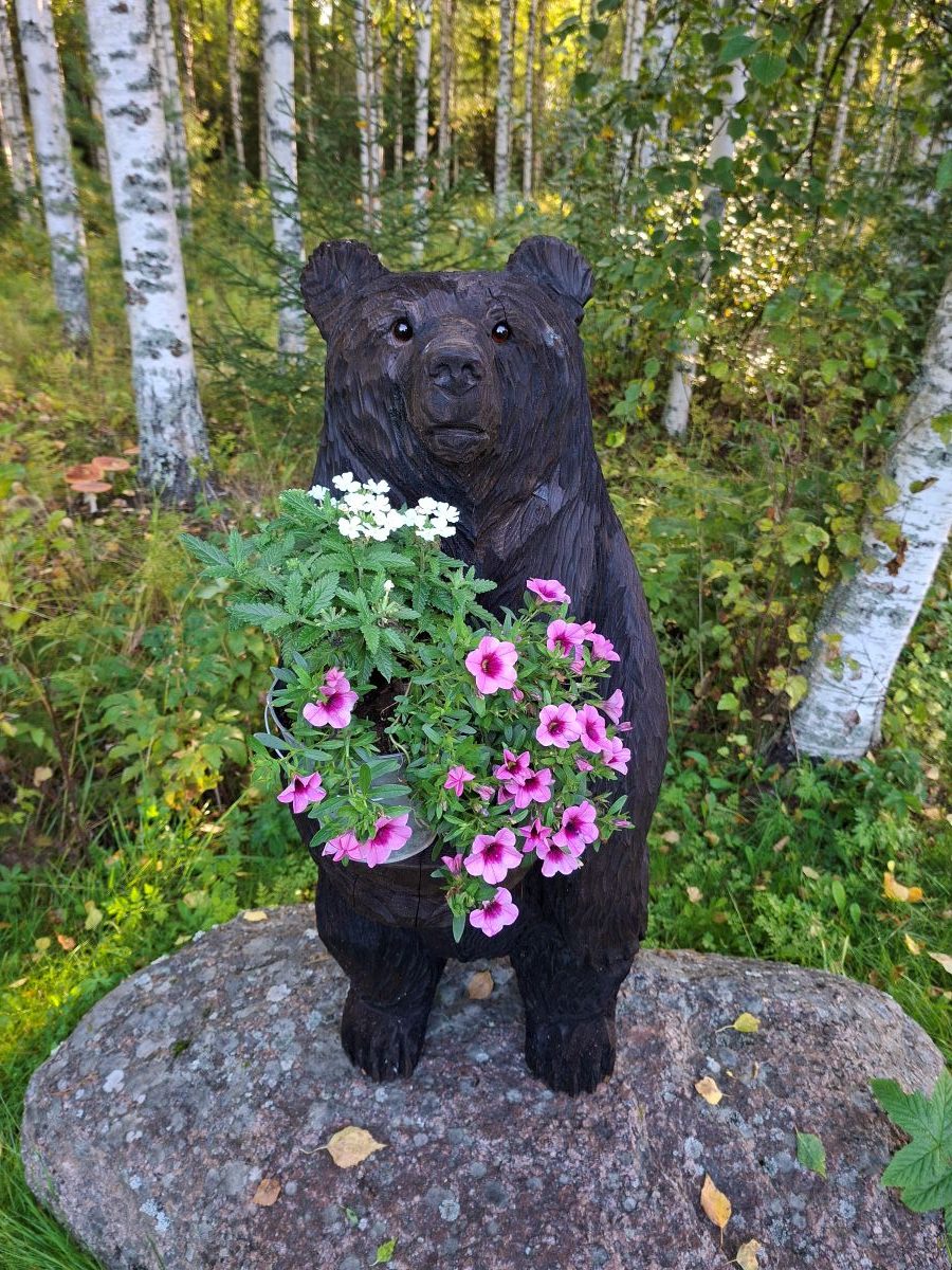 Moottorisahaveistos, seisova hyllykarhu. Hylly toisen tassun päällä. Vain nouto!